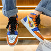 Vue de dessus des baskets Son Goku, montrant les lacets et le design sur le devant de la chaussure.