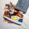 La paire de baskets Son Goku, montrant les détails de la chaussure gauche et droite.