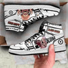 La paire de baskets Sukuna, montrant les détails de la chaussure gauche et droite et le style manga.