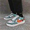 Baskets Tanjiro Kamado de Demon Slayer portées, montrant leur style streetwear et leur coupe.