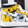 La paire de baskets Trafalgar Law, montrant les détails de la chaussure gauche et droite et le Jolly Roger des Heart Pirates.