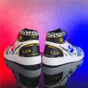 La paire de baskets Trafalgar Law, montrant les détails de la chaussure gauche et droite.
