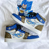 La paire de baskets Vegeta Super Saiyan Blue, montrant les détails de la chaussure gauche et droite.