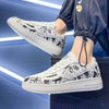 La paire de baskets Wano Kuni, montrant les détails de la chaussure gauche et droite.