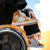 kets Zenitsu Agatsuma de Demon Slayer portées, montrant leur style streetwear et leur coupe.