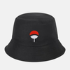 Bob noir avec l'emblème de l'éventail rouge et blanc du clan Uchiha brodé ou imprimé sur le devant.