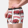 Vue arrière du boxer Lightning McQueen porté par un enfant, montrant le design sur l'ensemble du vêtement.