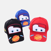 Trois casquettes enfant (rouge, bleue, noire) avec le design du visage de Flash McQueen (yeux et sourire).