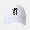 Casquette de baseball blanche avec une silhouette noire de Gon et Kirua assis dos à dos brodée sur le devant.