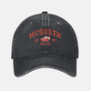 Casquette gris foncé style "distressed" avec le logo brodé rouge "McQueen Est. 1977 Desert Racing".