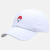 Casquette de baseball blanche avec l'éventail rouge et blanc du clan Uchiha brodé.