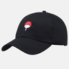 Casquette de baseball noire avec l'éventail rouge et blanc du clan Uchiha brodé sur le devant.