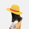 Personne portant le Chapeau de Paille, illustrant sa taille et son style pour le cosplay ou au quotidien.