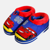 Enfant portant les chaussons Flash McQueen, montrant leur aspect douillet et leur taille.