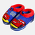 Enfant portant les chaussons Flash McQueen, montrant leur aspect douillet et leur taille.
