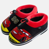 Paire de chaussons enfant style peluche, design Flash McQueen rouge et noir, avec le numéro 95.