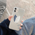 Coque pour iPhone de couleur claire avec l'insigne des Ailes de la Liberté du Bataillon d'exploration (Attaque des Titans).