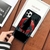 Coque pour iPhone avec une illustration d'Itachi Uchiwa en tenue Akatsuki regardant en arrière, tenue en main.