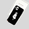 Variante de la coque Itachi Uchiwa avec une illustration du personnage entouré de ses corbeaux emblématiques.