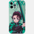 Vue de face de la coque de Tanjiro Kamado, montrant l'illustration du personnage et le design à carreaux verts