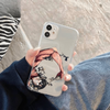 Coque pour iPhone avec une illustration du Titan Assaillant d'Eren Jäger, de l'anime L'Attaque des Titans, tenue en main.