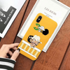 Coque jaune pour iPhone avec une illustration "chibi" d'Usopp de One Piece, tenue en main.