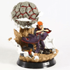 figurine dynamique avec détails dorés et sphère noire suspendue