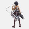 Vue de profil de la Figma de Mikasa Ackerman, lames en avant, prête à frapper en plein vol.