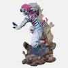 Gros plan sur le visage féroce de la figurine Akaza.