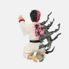 Vue de profil de la figurine Akaza montrant l'effet de destruction.