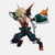 Figurine articulée de Katsuki Bakugo hurlant, en pose d'attaque, avec un effet d'explosion sur son gantelet.