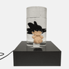 Figurine de Baby Goku (Kakarot) dans sa capsule d'oxygène (incubateur) de Dragon Ball Z, illuminée par une LED blanche, vue de face.