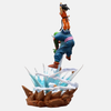 Vue de profil du diorama Goku vs Piccolo 25cm, centrée sur Son Goku préparant son attaque.