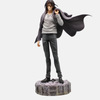 Figurine d'Eren Jäger de L'Attaque des Titans, dans sa version de la saison finale avec les cheveux longs, son uniforme noir et un manteau flottant.