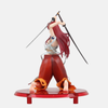 Vue arrière de la figurine d'Erza Scarlet, montrant les détails de son hakama à motifs de flammes et le symbole de Fairy Tail sur son bras.