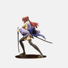 Vue de profil de la figurine d'Erza en action, montrant le mouvement de sa tenue et sa posture d'escrime.