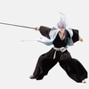 Vue de profil de la figurine Gin Ichimaru, montrant sa posture calme et la position de son Zanpakutō Shinsō à sa taille.