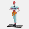 Figurine d'Hisoka Morow (20cm), vue de face, dans sa tenue colorée, présentant une carte à jouer avec un sourire narquois.