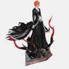 Figurine de Ichigo Kurosaki de Bleach dans sa forme Visored, avec son masque de Hollow et son Bankai, Tensa Zangetsu.