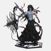 Figurine de Ichigo Kurosaki de Bleach dans sa forme Mugetsu, entouré d'éclats d'énergie noire.
