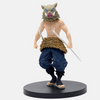 Figurine de Inosuke Hashibira de Demon Slayer sans son masque, révélant son visage et tenant ses sabres.