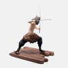 Vue de profil de la figurine Inosuke montrant sa posture basse.