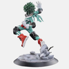 Vue latérale de la figurine de Deku, montrant la profondeur du diorama de débris et la tension de son corps.