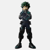 Figurine d'Izuku Midoriya de My Hero Academia dans sa version "Vigilante", avec son costume déchiré et l'écharpe de Gran Torino.