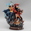 Vue de profil gauche de la statue de Luffy, Law et Kid, montrant les détails de Trafalgar Law.