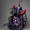 Gros plan sur le visage de Sung Jin-Woo sur la statue du Monarque des Ombres de Solo Leveling.