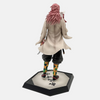 Vue de dos de la figurine de Sabito montrant son yukata à motifs hexagonaux.