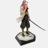 Vue de profil de la figurine Sabito, main sur le sabre
