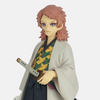 Gros plan sur le visage et le masque kitsune de la figurine Sabito.