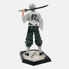 Gros plan sur le visage balafré et le regard sévère de la figurine Sanemi Shinazugawa.